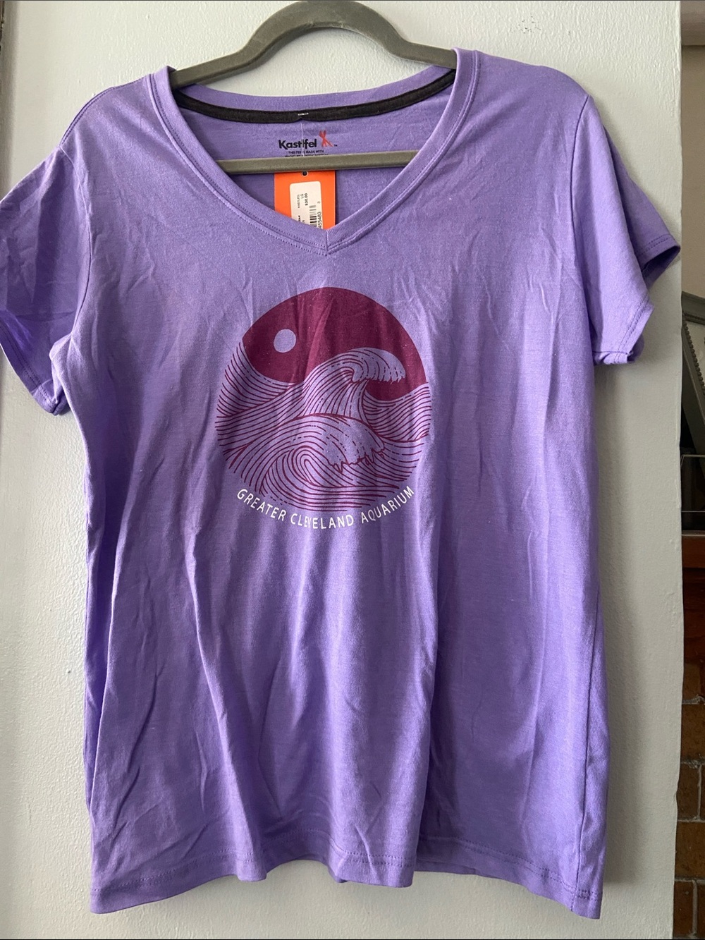 Lavender V-Neck T-Shirt Cleveland Aquarium size L NWT recycled bottles